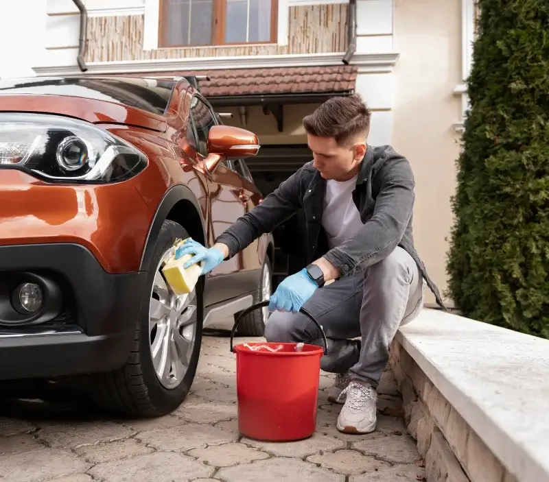 Lavage auto à domicile Plougonven : professionnel intervenant sur un véhicule